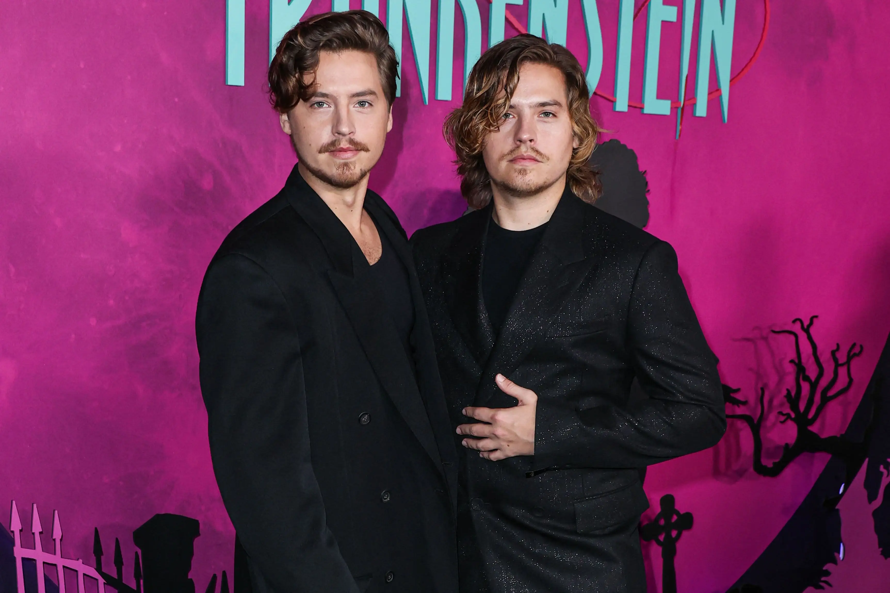 Cole und Dylan Sprouse auf dem roten Teppich