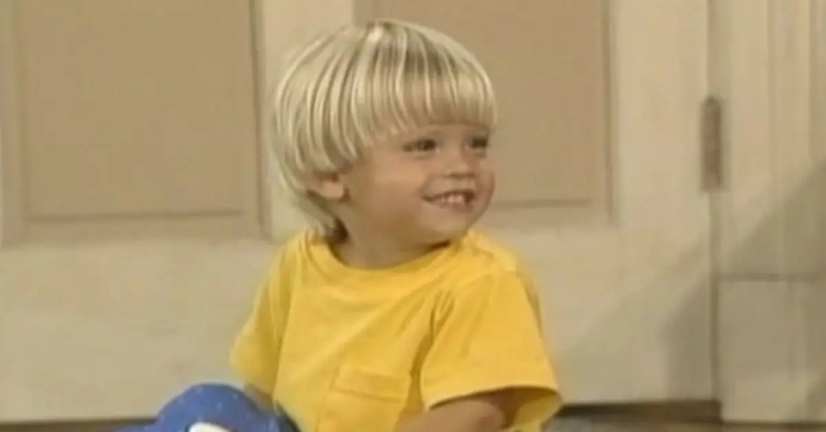 Dylan und Cole Sprouse kommen herein