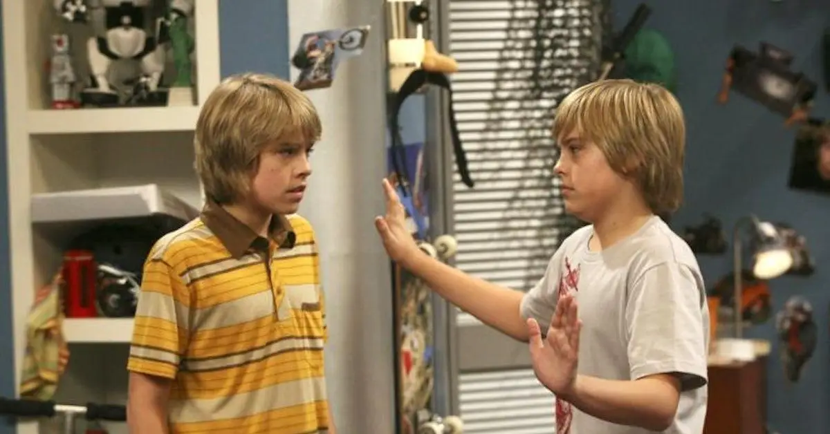 Dylan und Cole Sprouse kommen herein