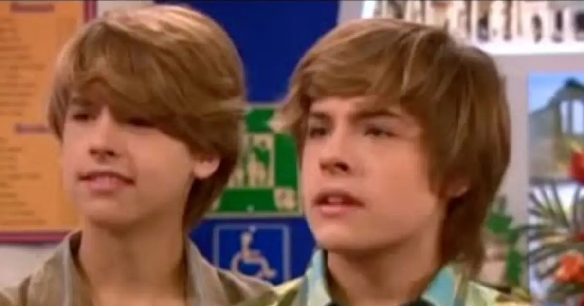 Dylan und Cole Sprouse kommen herein