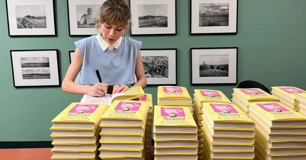 Jennette McCurdy signiert Kopien ihrer Memoiren