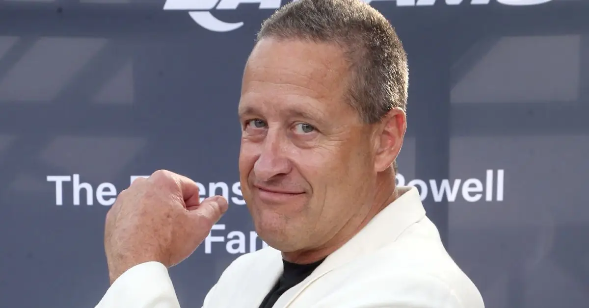 Jim Everett vyzerá vážne