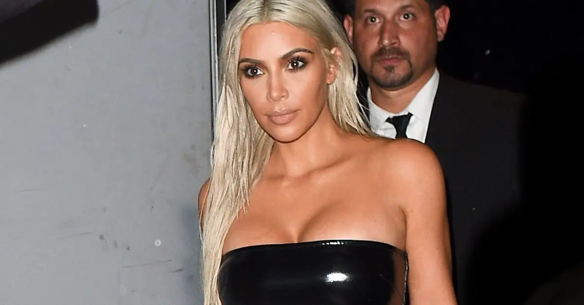 Kim Kardashian chodící venku v černých šatech
