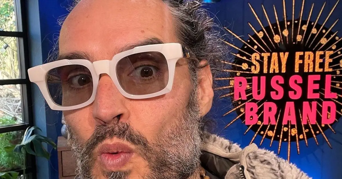 Russell Brand dans son studio de podcast