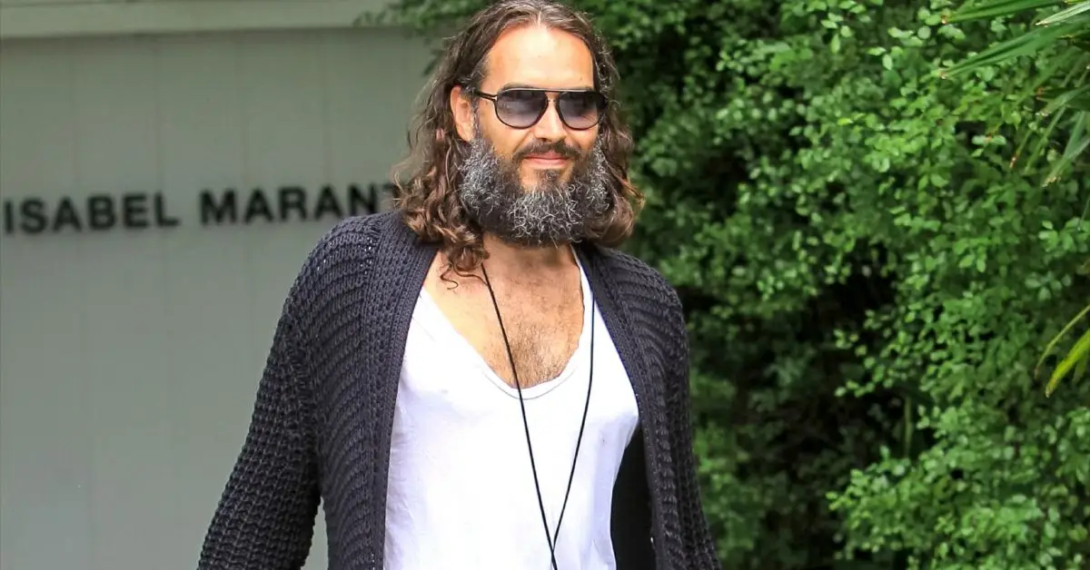 Russell Brand souriant dehors