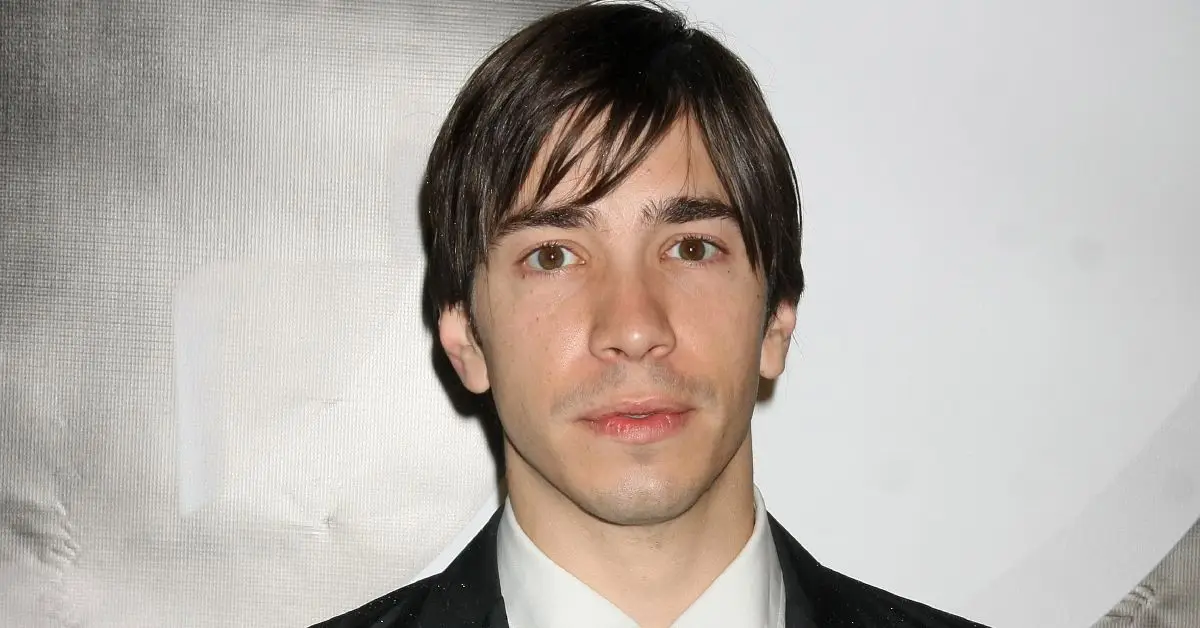 Justin Long sembra serio