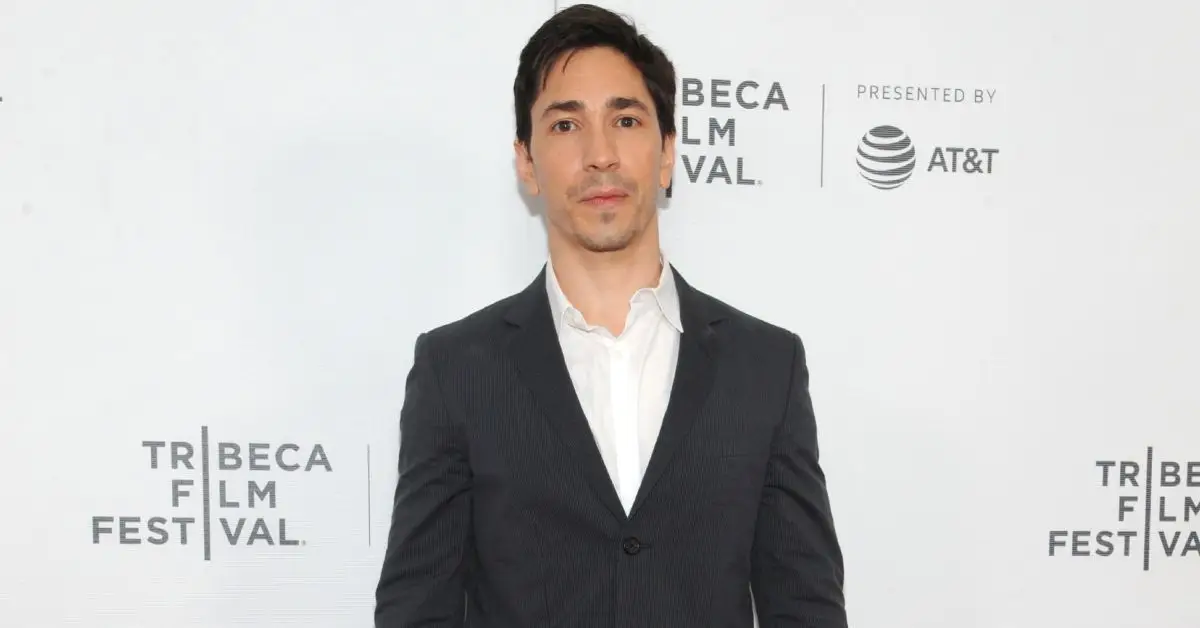 Justin Long indossa un abito