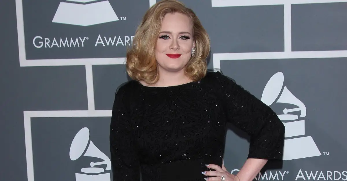 레드카펫에서 포즈를 취하고 있는 아델