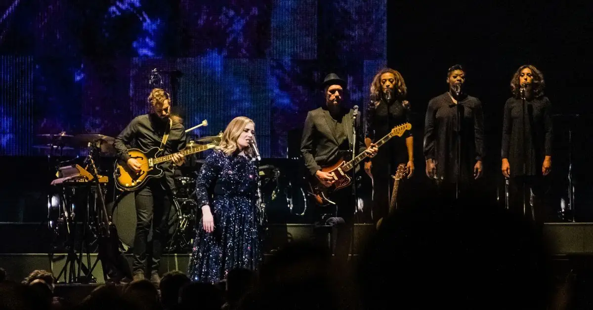 콘서트에서 공연 중인 아델