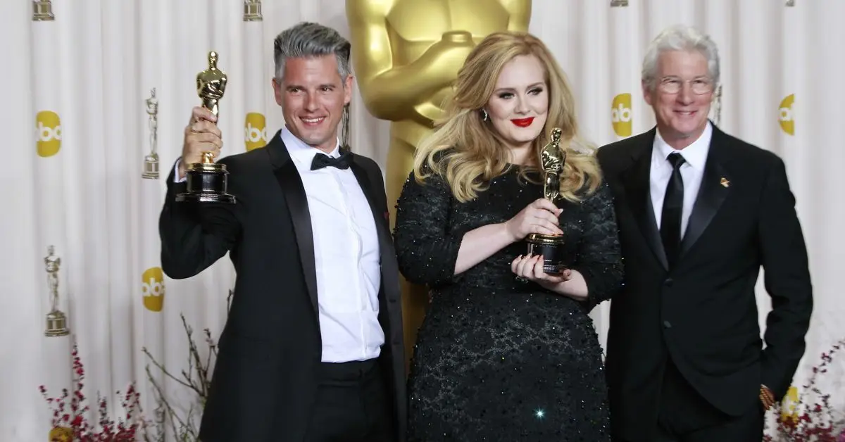 상을 들고 있는 아델