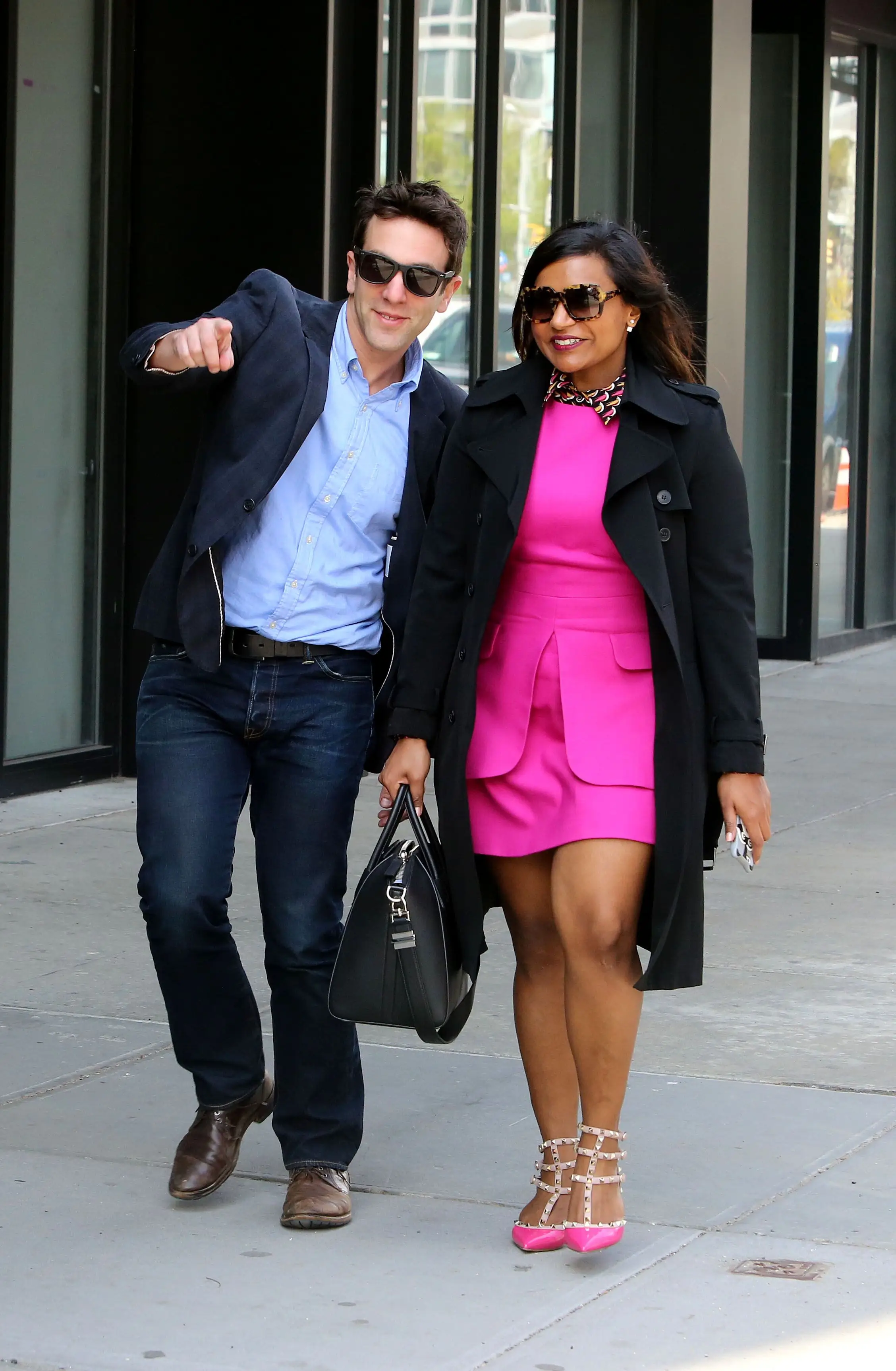 Mindy Kaling und BJ Novak gehen gemeinsam spazieren