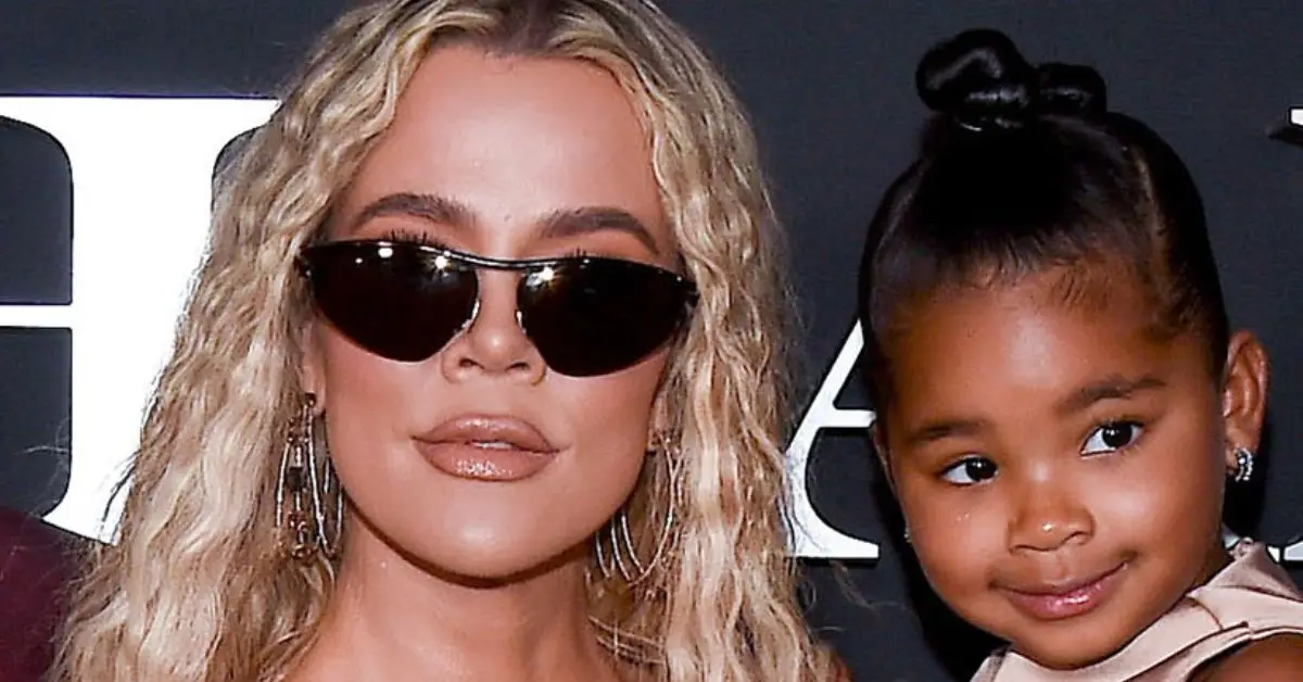 Khloe Kardashian och True Thompson på röda mattan