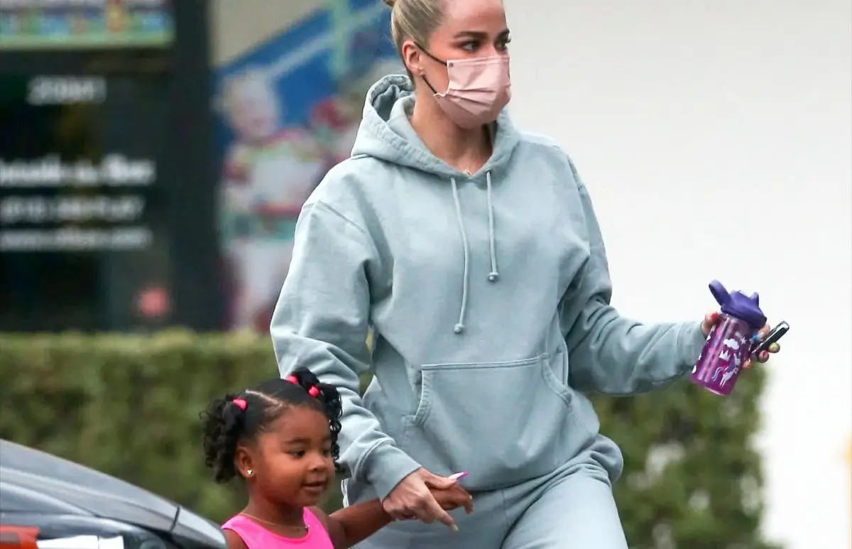 Khloe Kardashian Och Dotter True Out i Los Angeles