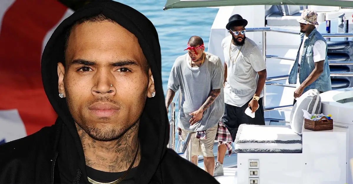 Chris Brown na jachte v sivej košeli