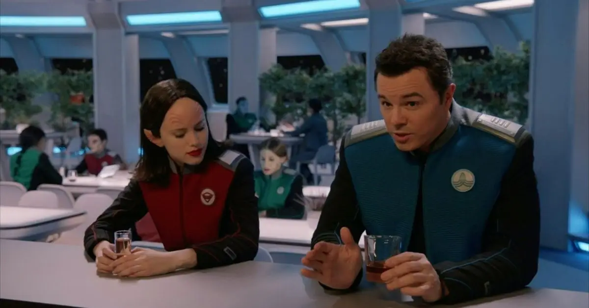 Halston Sage et Seth MacFarlane dans la série Orville