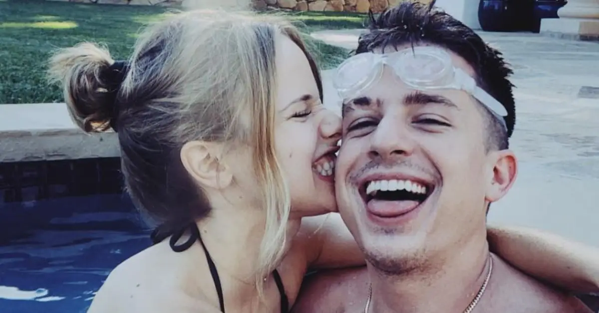 Halston Sage embrasse Charlie Puth sur la joue