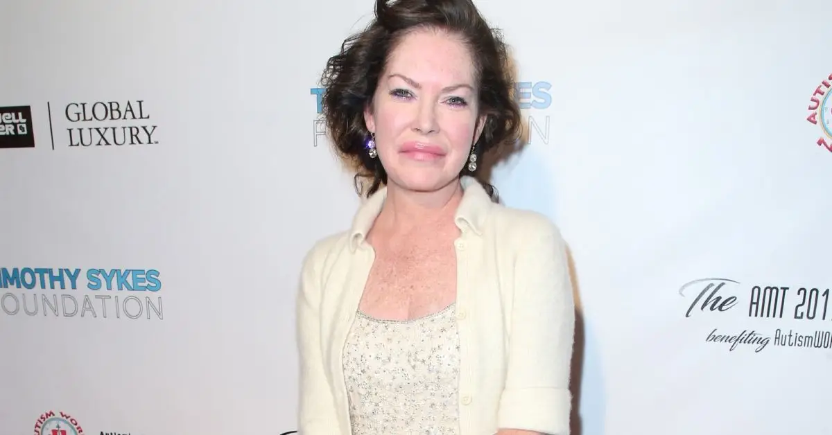 Lara Flynn Boyle vêtue d'une tenue blanche sur le tapis rouge d'un événement