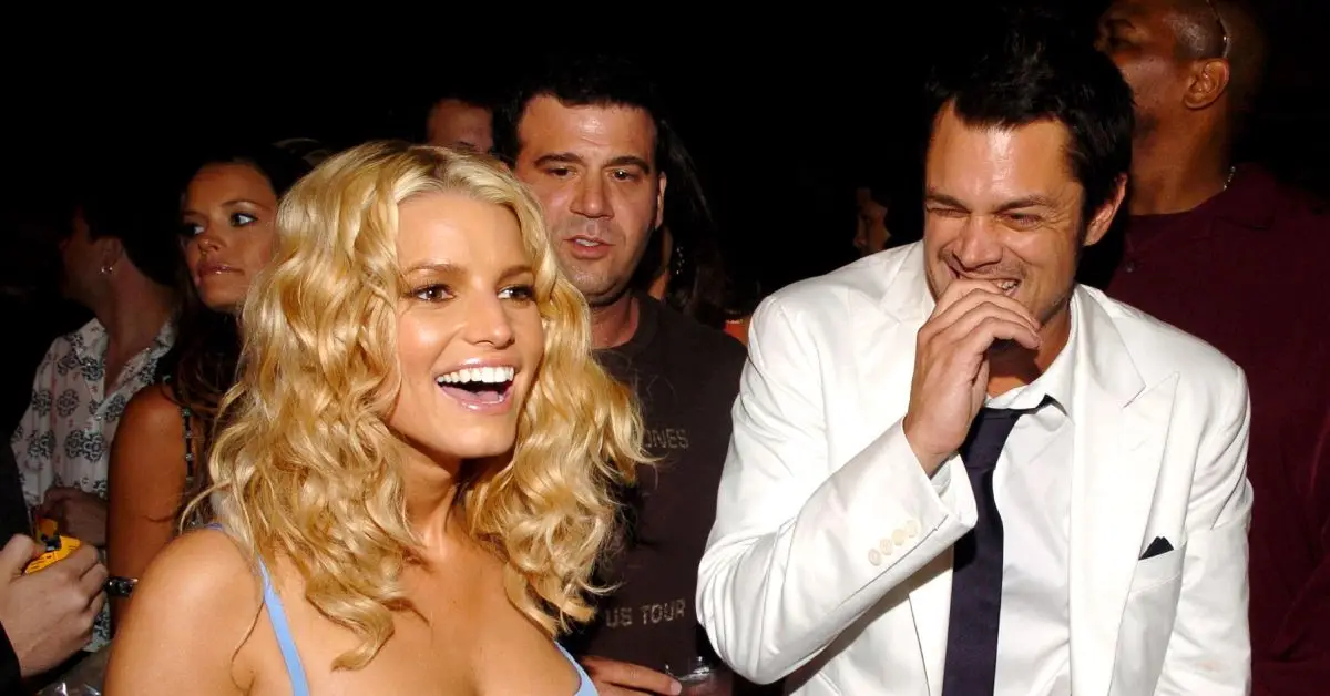 Johnny Knoxville e Jessica Simpson rindo juntos