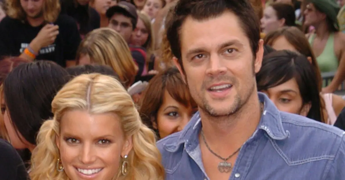 Johnny Knoxville manchou seu relacionamento bizarro com Jessica Simpson durante uma entrevista com Howard Stern