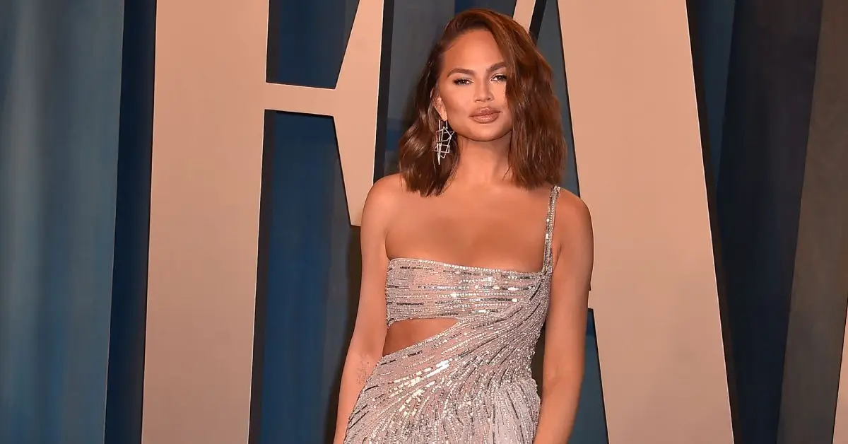Chrissy Teigen bär en designerklänning
