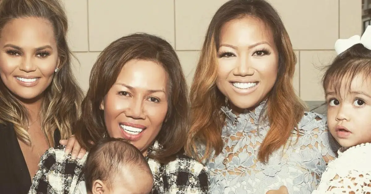 Chrissy Teigen med sin syster Tina Teigen och hennes mamma Vilailuck Teigen