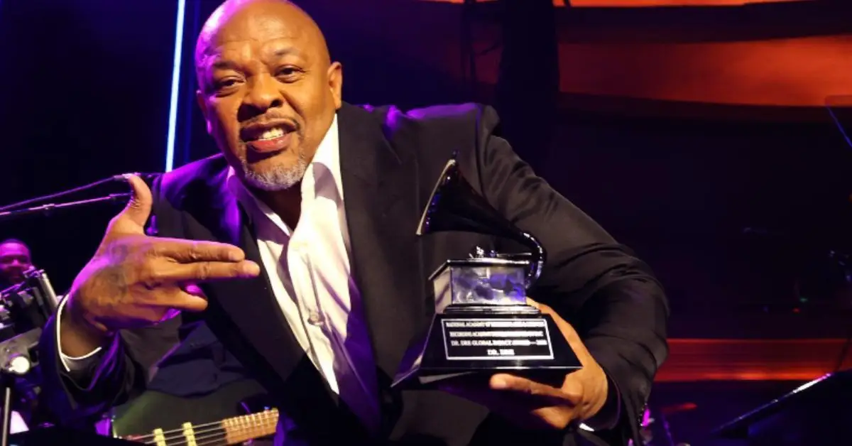 Dr Dre med en grammy på scenen vid prisutdelningen
