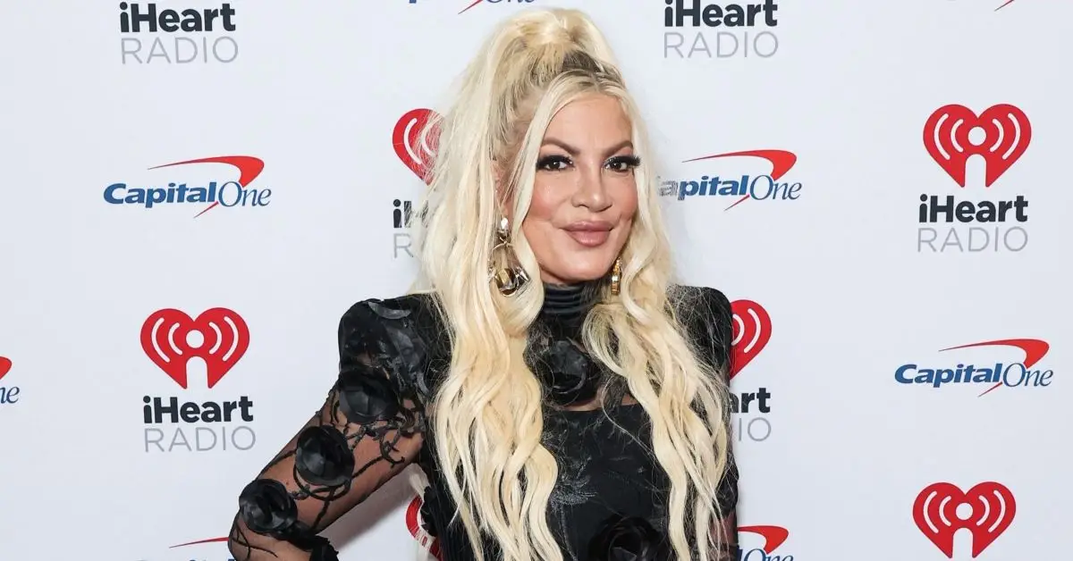 Tori Spelling poserer i en sort kjole