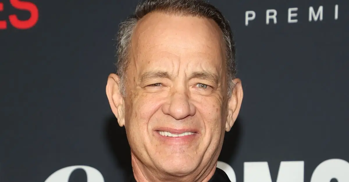 Tom Hanks lächelt auf dem roten Teppich einer Veranstaltung