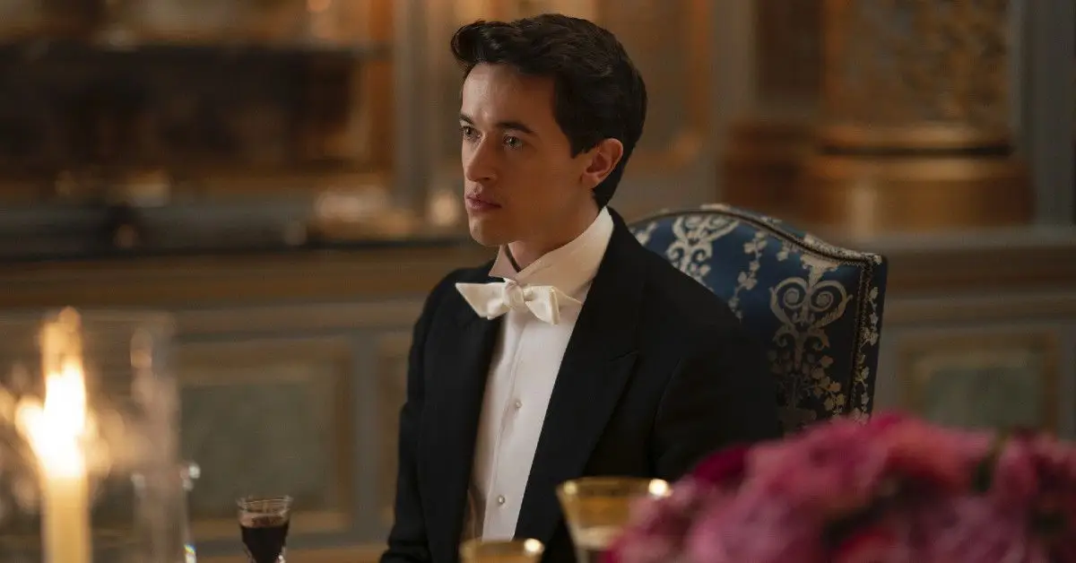 Tom Blyth vo filme The Gilded Ageg