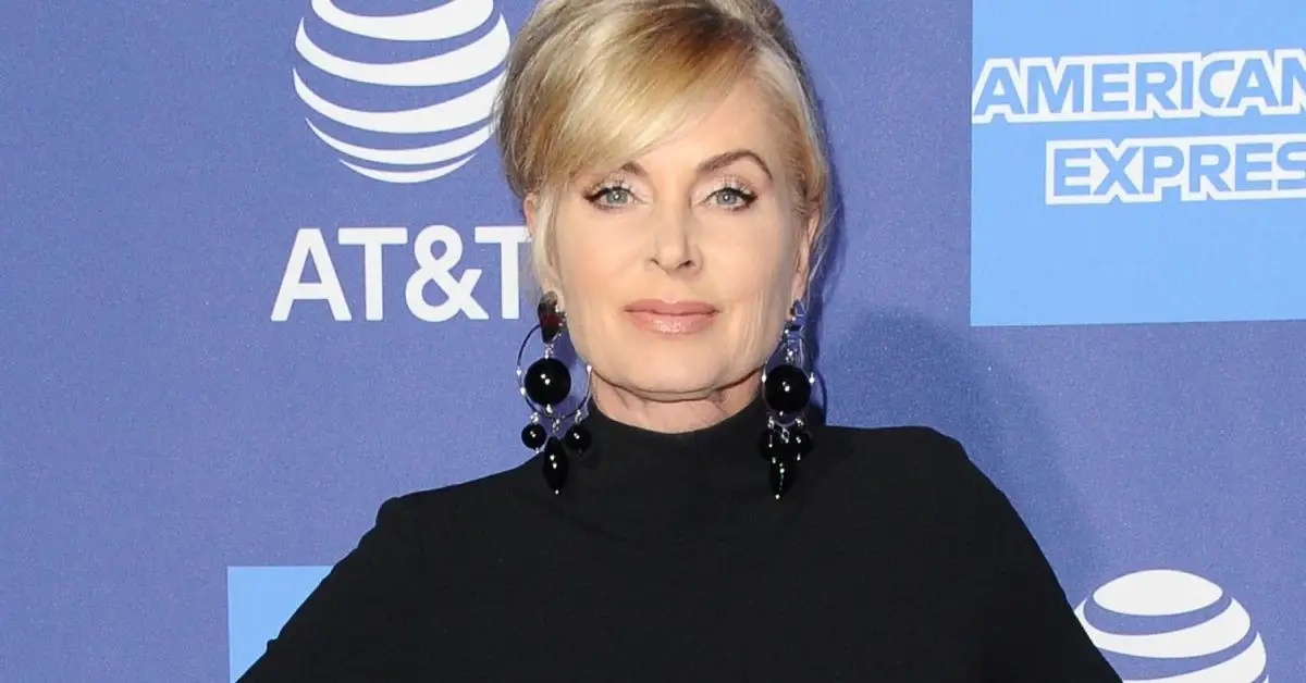 Eileen Davidson står med händerna på höfterna