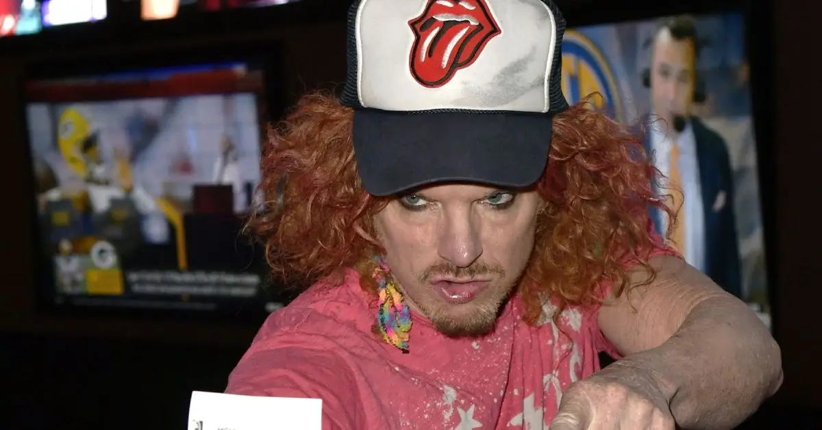 Carrot Top a l'air sérieux lors d'un événement