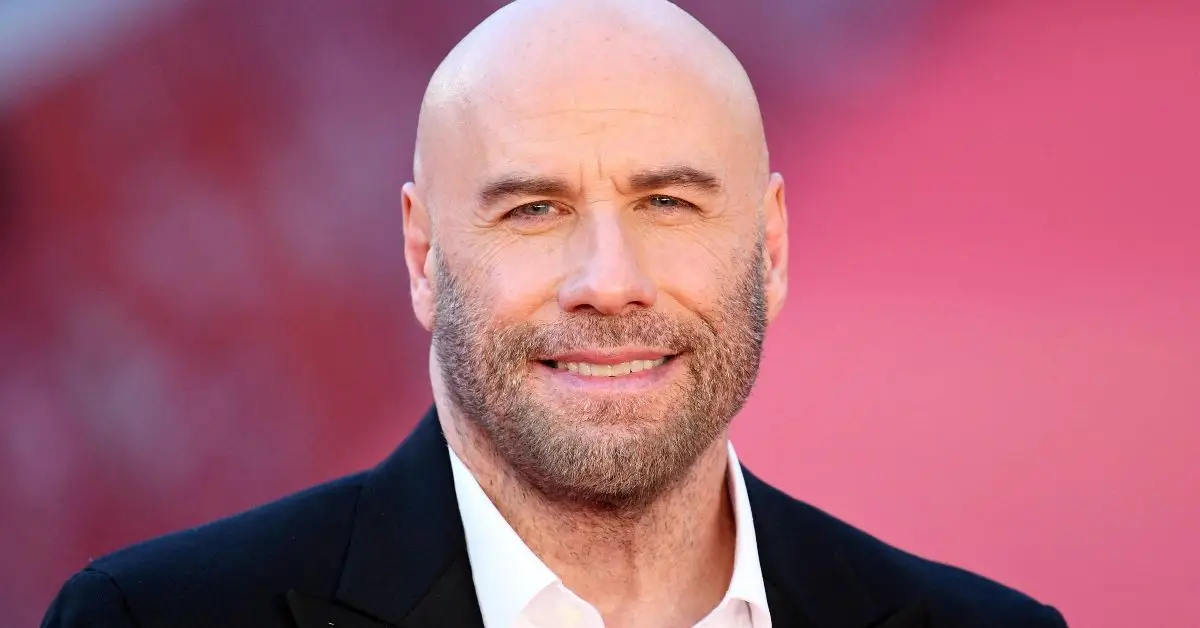 John Travolta somrient
