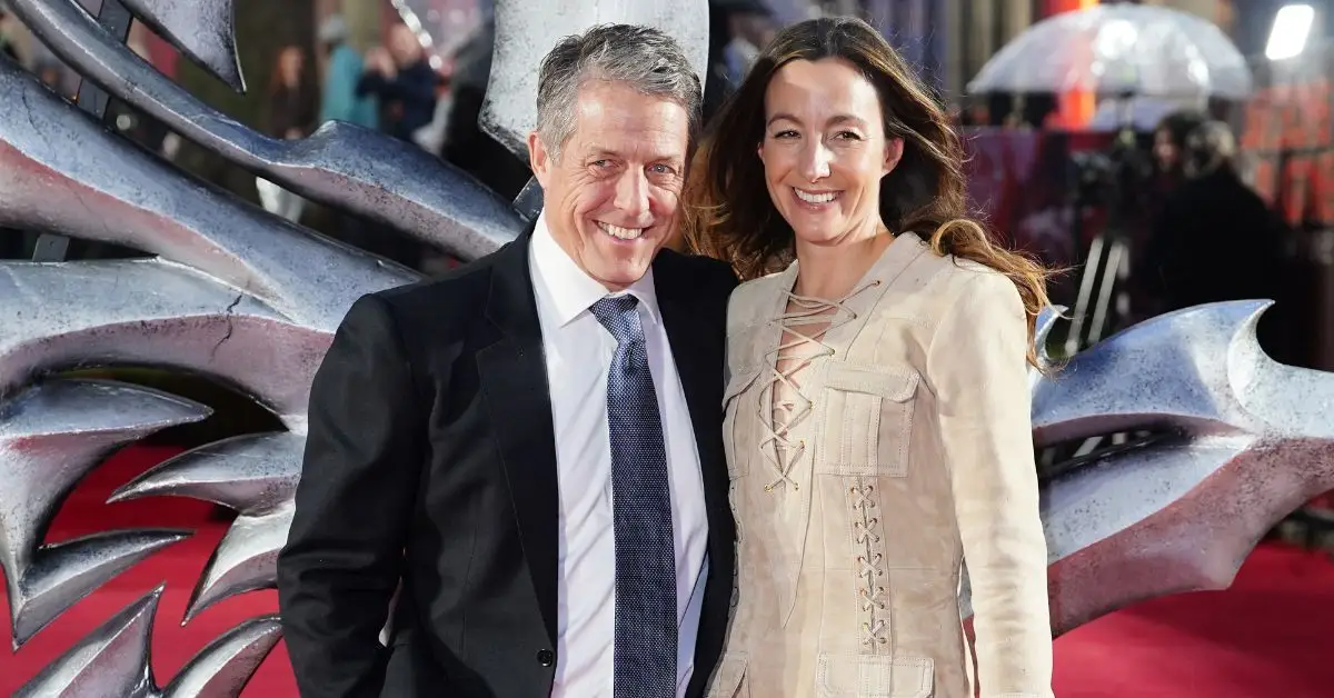 영국 런던 시네월드 레스터 스퀘어에서 열린 던전 앤 드래곤: 도둑 사이의 명예 초연에 참석한 휴 그랜트와 아내 안나 엘리자베트 에버스타인