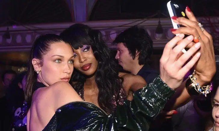 Naomi Campbell povedala, že Victoria's Secret si nemohla dovoliť urobiť z nej anjela, tak čo ju prinútilo zapojiť sa do ich comebackovej show?
