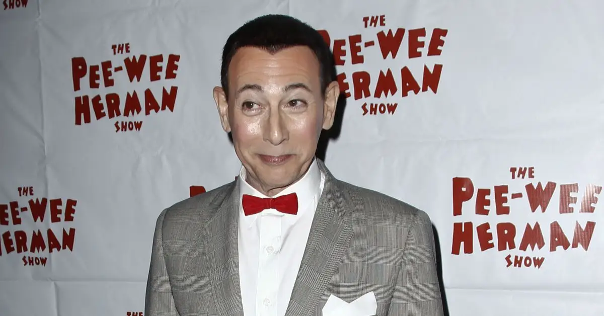 Paul Reubens als Pee-wee Herman auf dem roten Teppich
