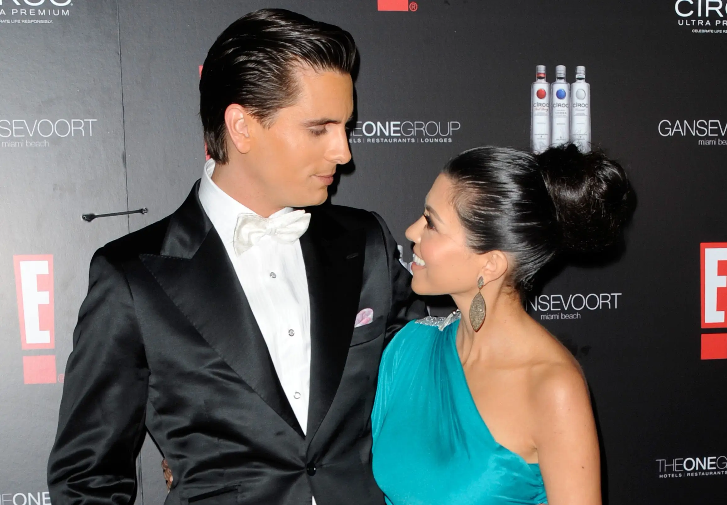 Kourtney Kardashian och Scott Disick röda mattan