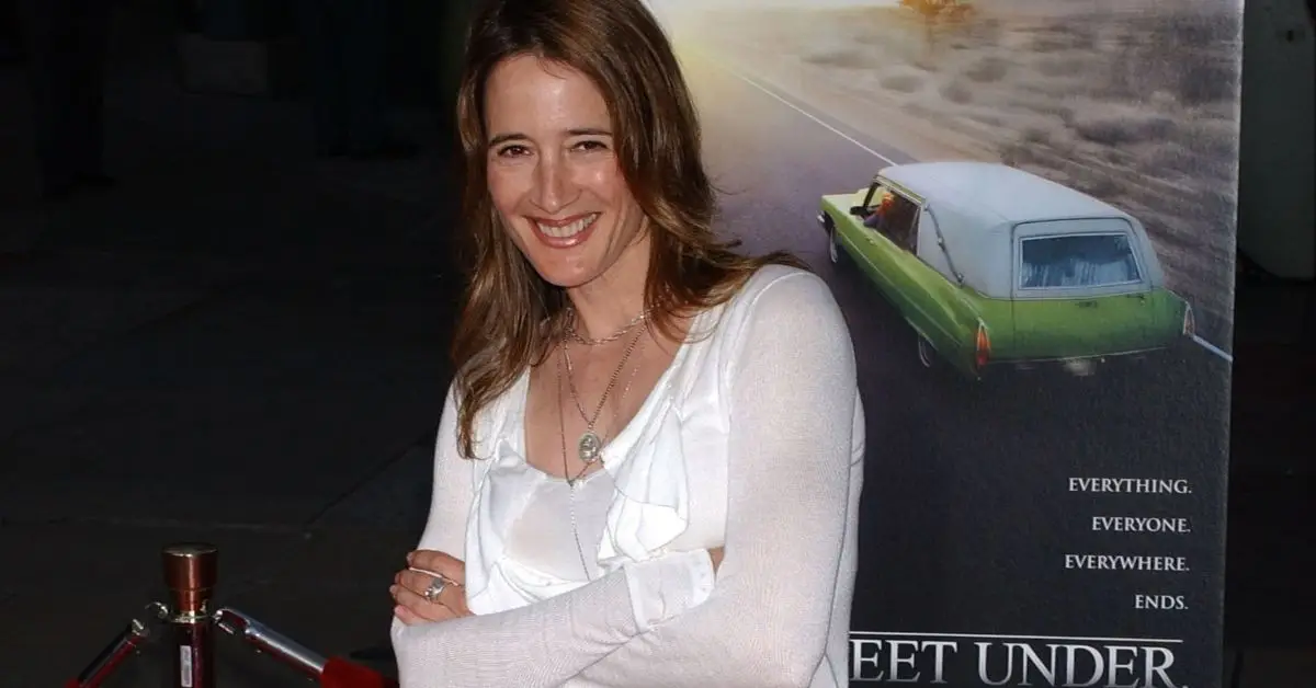 Anne Ramsay s úsměvem na červeném koberci premiéry