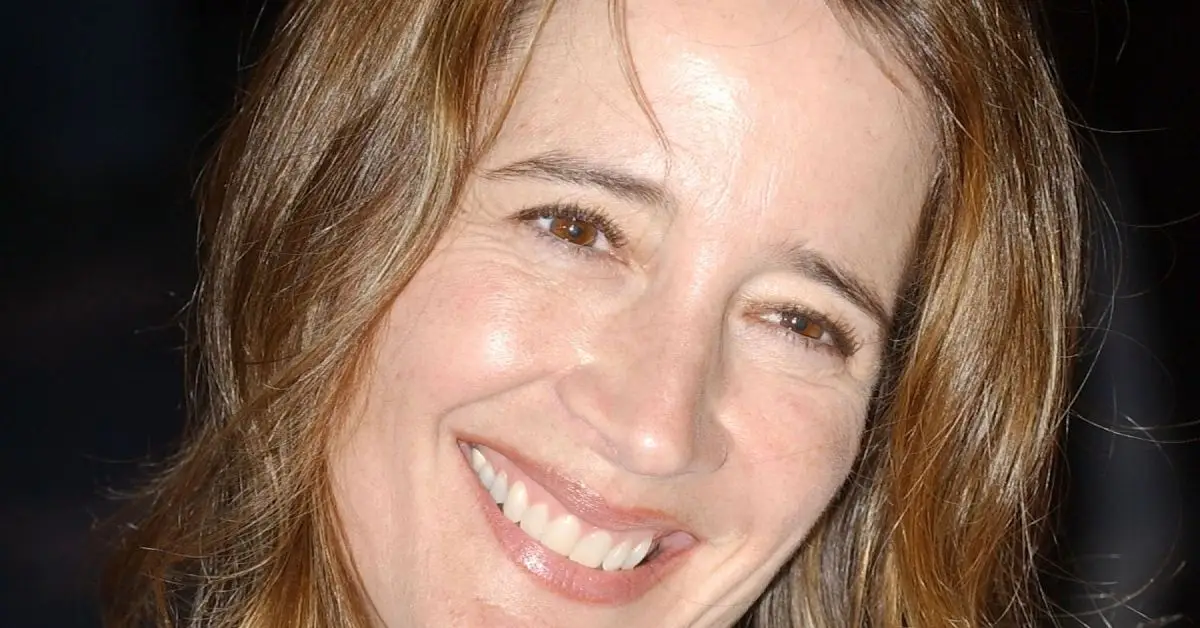 Detailní záběr na Anne Ramsayovou s úsměvem