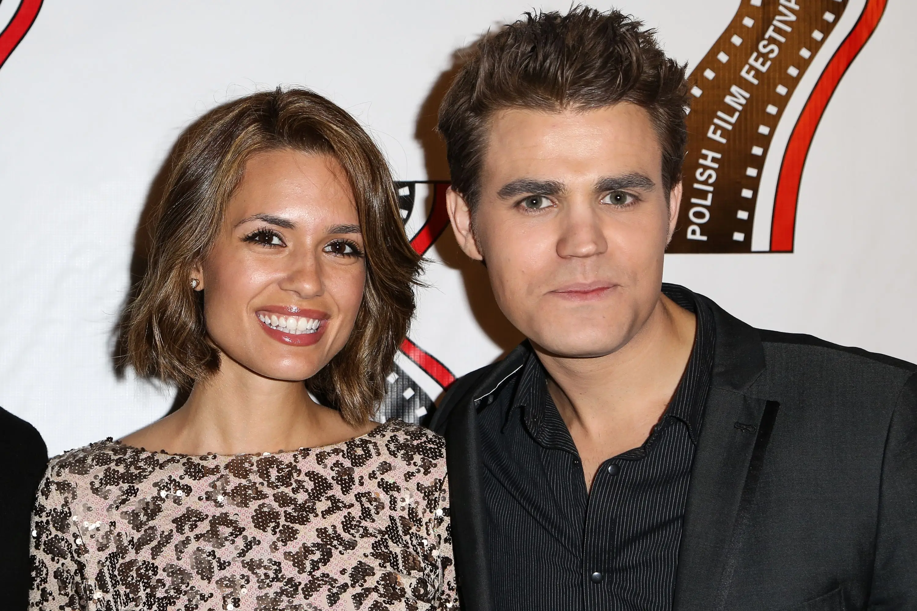 Paul Wesley und Torrey DeVitto roter Teppich