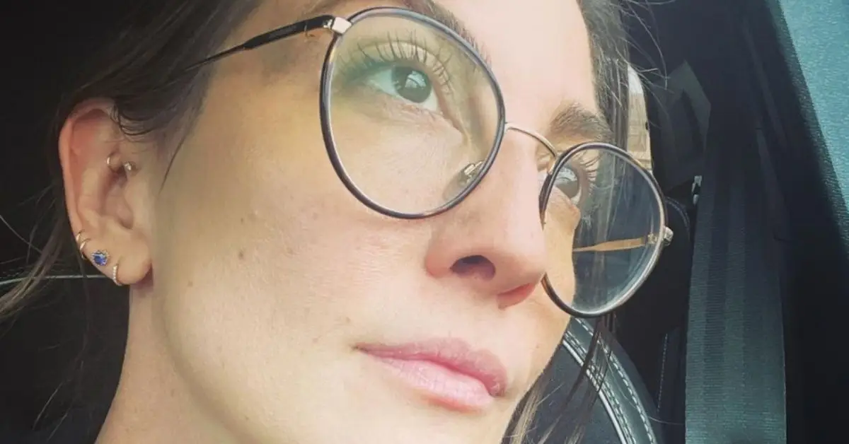 Aja Volkman wygląda na zamyśloną