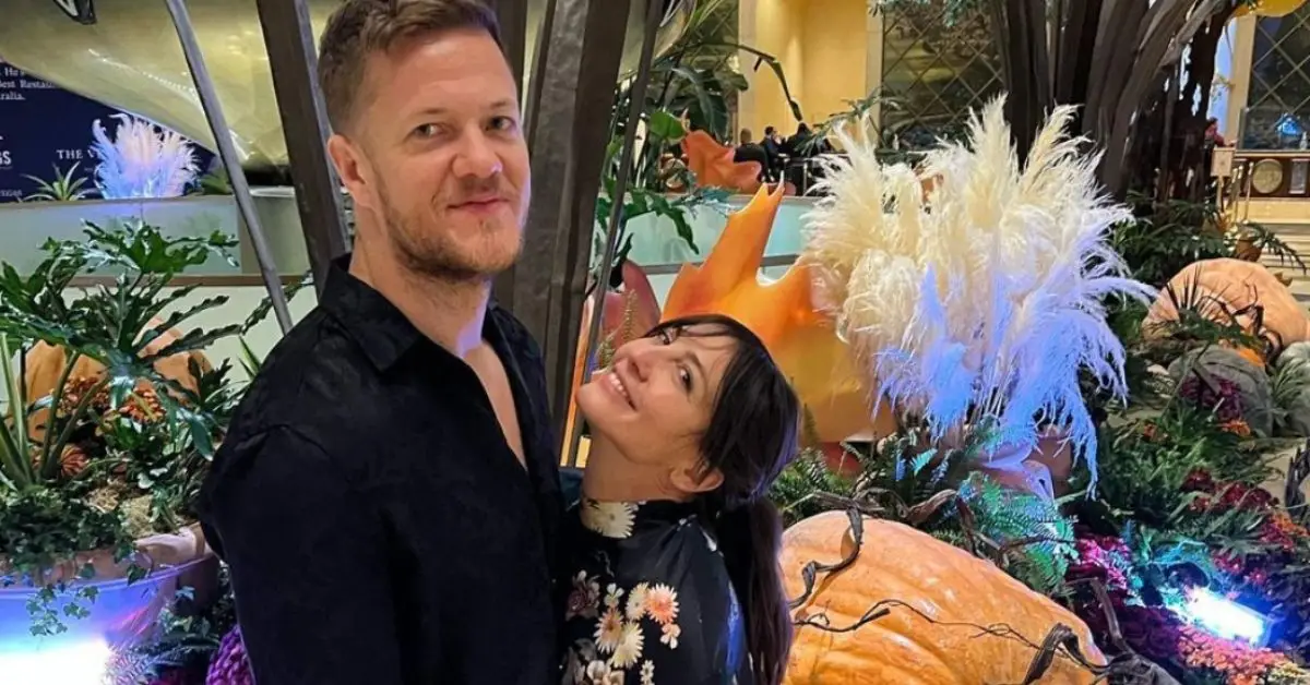 Dan Reynolds i Aja Volkman pozują razem do zdjęcia