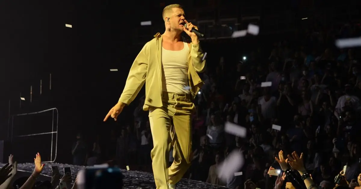 Dan Reynolds występujący z Imagine Dragons