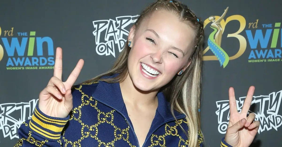 Jojo Siwa posant et souriant