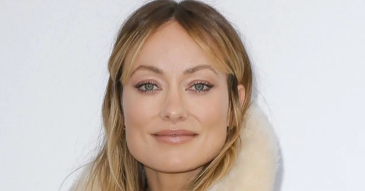 Olivia Wilde v béžové kožešině na pařížském týdnu módy