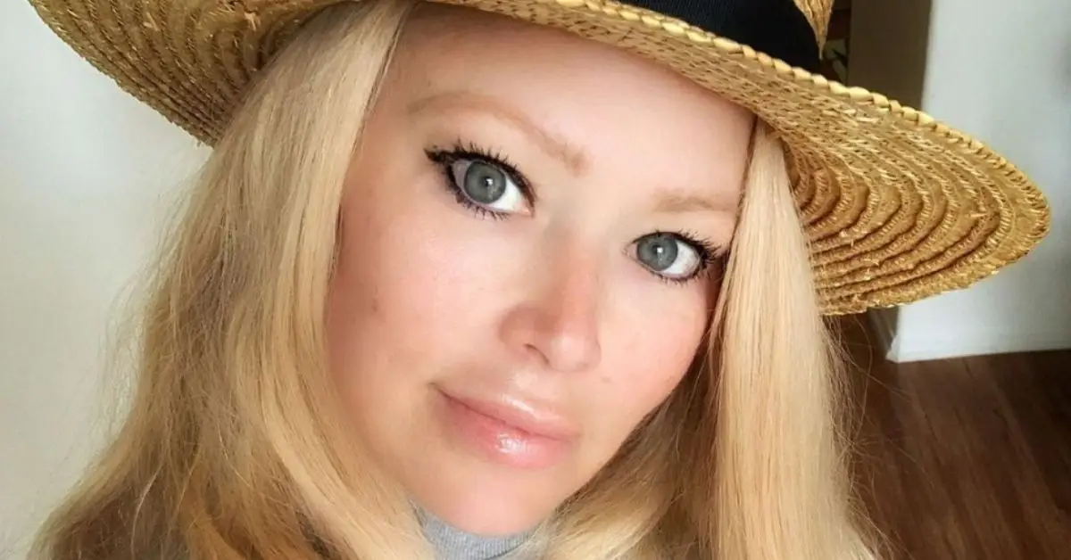 밀짚모자를 쓴 제나 제임슨의 셀카