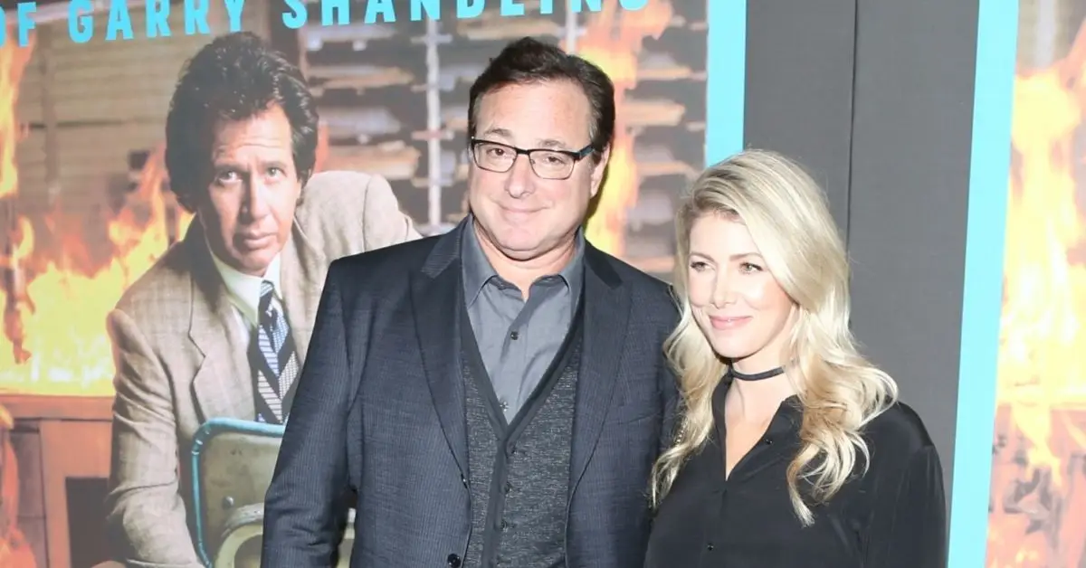 Bob Saget und Kelly Rizzo lächeln, während sie an der Veranstaltung teilnehmen