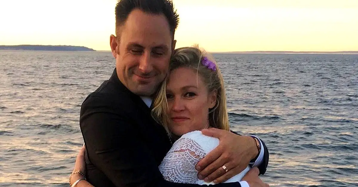 Julia Stiles a Preston Cook sa objímajú pred oceánom