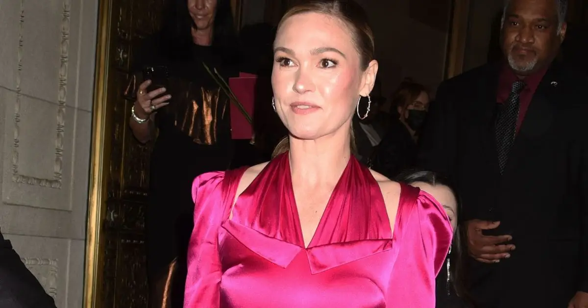 Julia Stiles na módnej prehliadke v ružových šatách