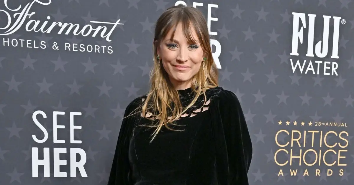 Kaley Cuoco ser osäker ut