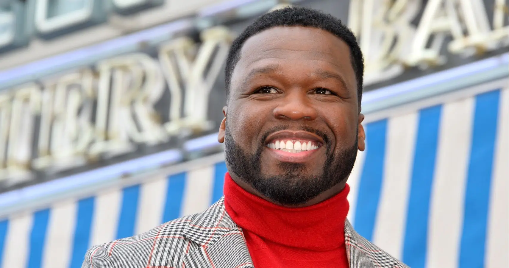 50 cent i en röd turtleneck-tröja